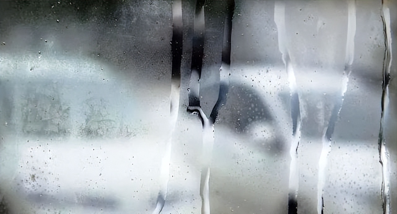 车窗起雾时应该如何正确除雾,车窗起雾解决方法开暖气