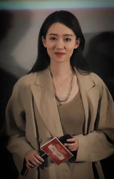 有美人尖下巴的明星,下巴不尖但很平的明星