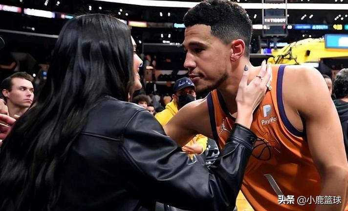 布克和詹娜秀恩爱打球亲吻,布克在詹娜面前秀肌肉