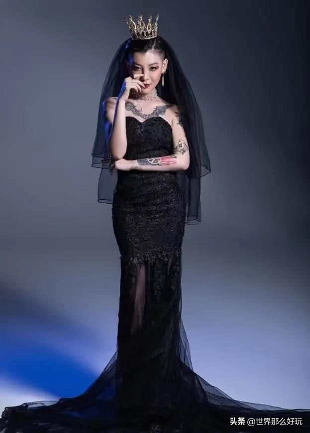 黝黑新娘穿粉色婚纱走红网络,新娘穿黑色婚纱引热议