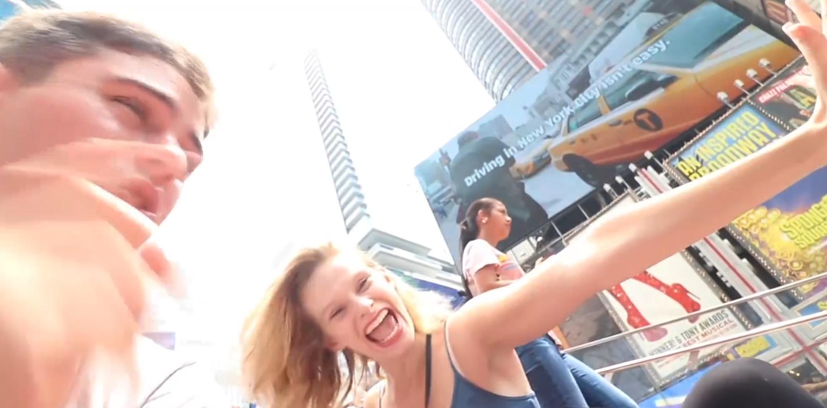 在美国街头第一次吃中国辣条,美国小伙第一次吃中国辣条