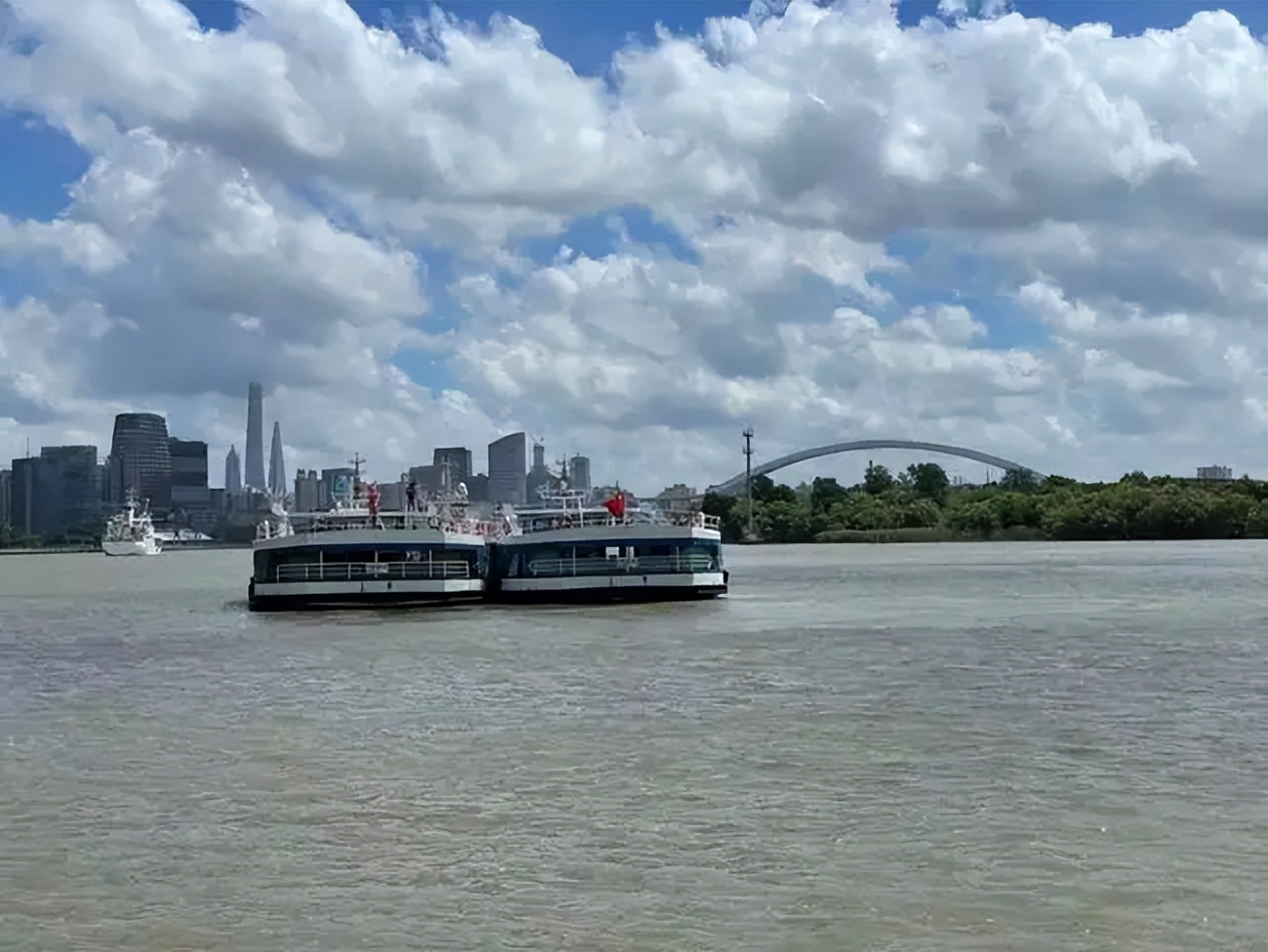 一个农村小伙在乡下打工,一个农村小伙的生活