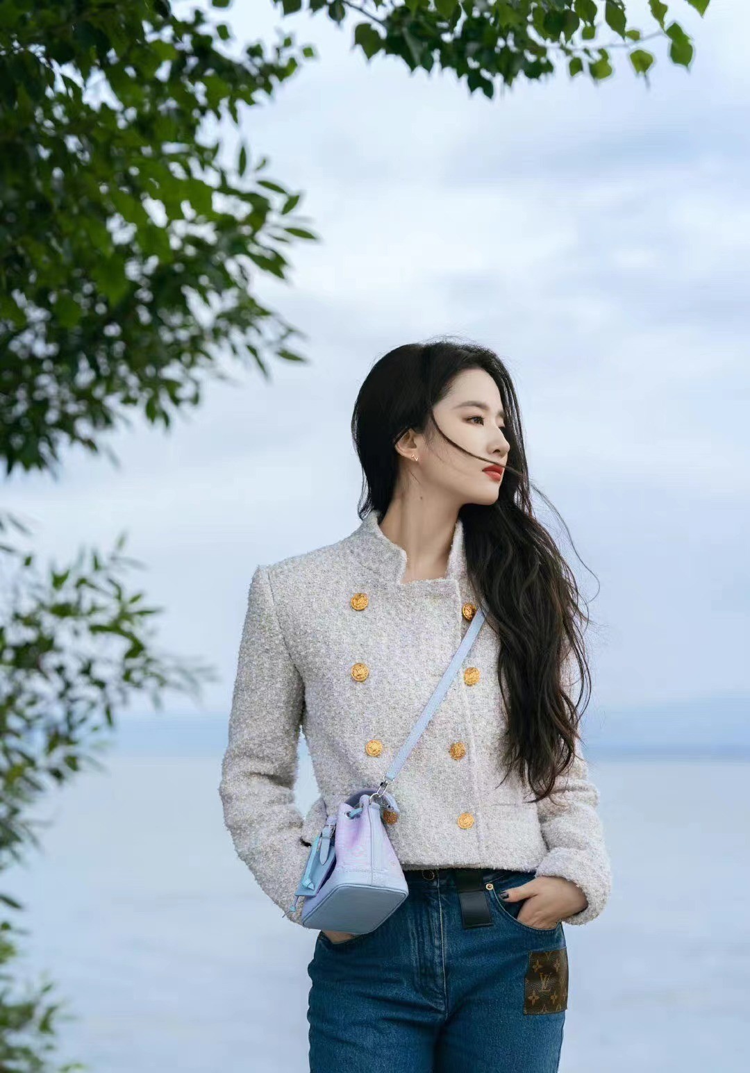 刘亦菲穿lv大衣走机场,刘亦菲一字带围巾