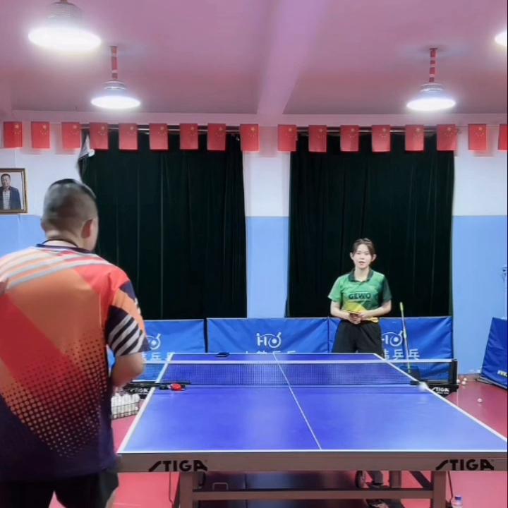 如何接勾手发球的右下旋球,直拍反手接勾手侧上旋球