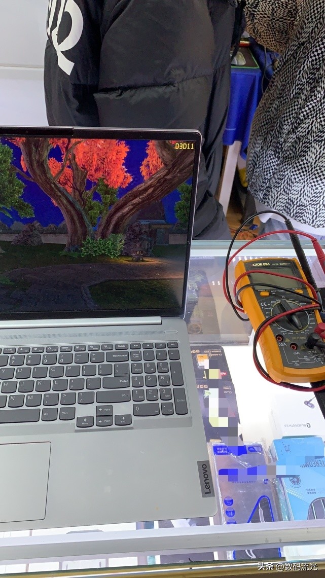 你们对得起父母吗？电脑才买几个月就卖了，这对学生情侣真会玩！