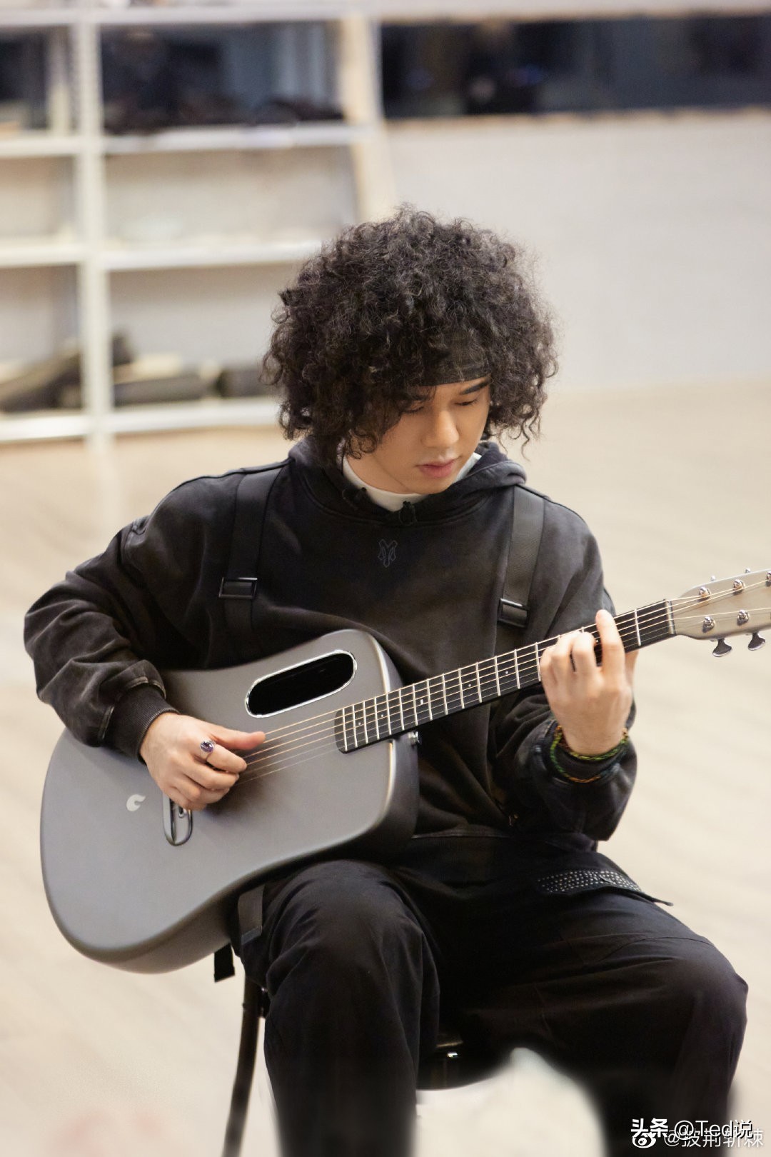 为什么明星都会弹吉他,明星都是用的什么电吉他