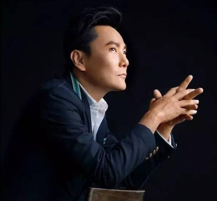 张信哲录节目面部浮肿老态明显,54岁的张信哲参加庆典的视频