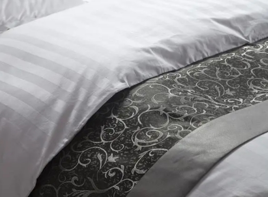 酒店床上那块布到底是干啥用的,酒店的床上放一块布是什么意思