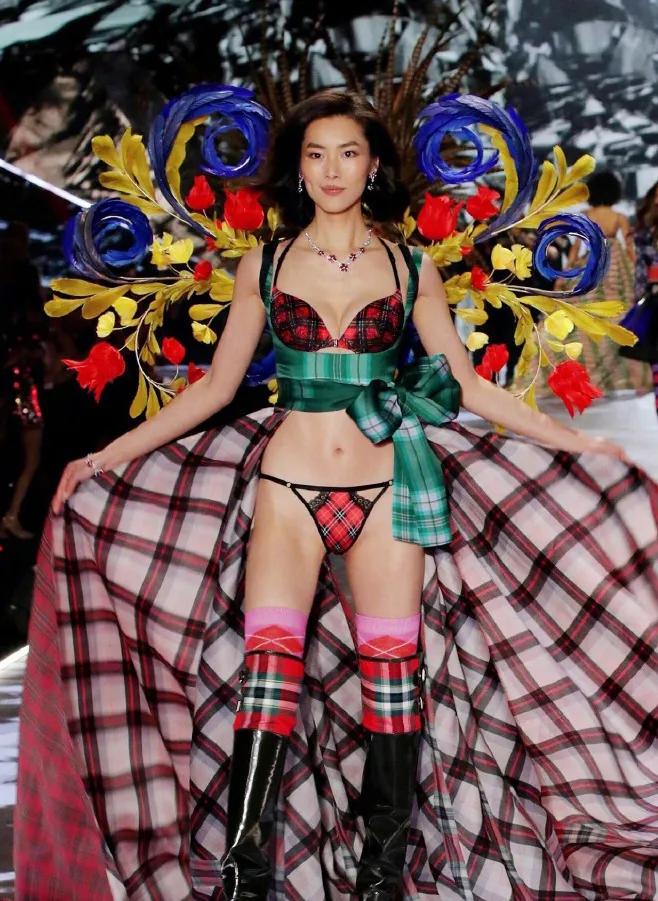 2018维密秀奇葩造型,维密走秀扑棱蛾子