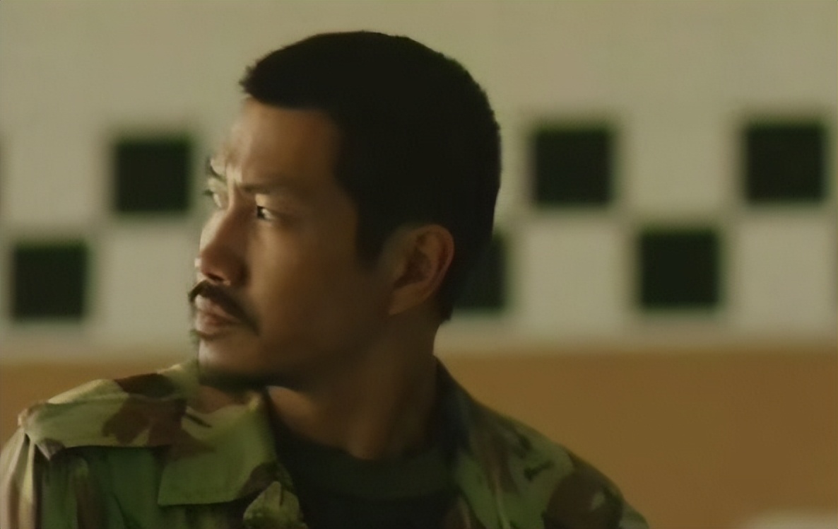 摘皇家*徽警**，无误差手表，放5次烟花，8部细节拉满的回归题材电影