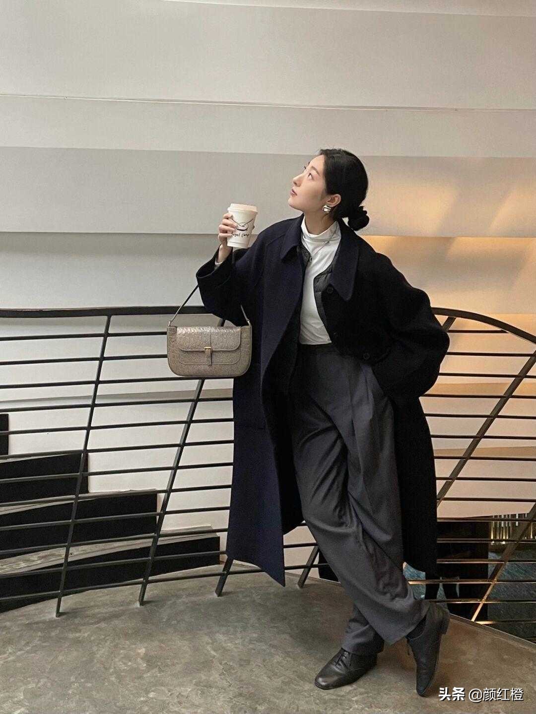 羽绒马甲什么时候穿怎么搭配好看,今冬最火大衣穿法太时髦高级了