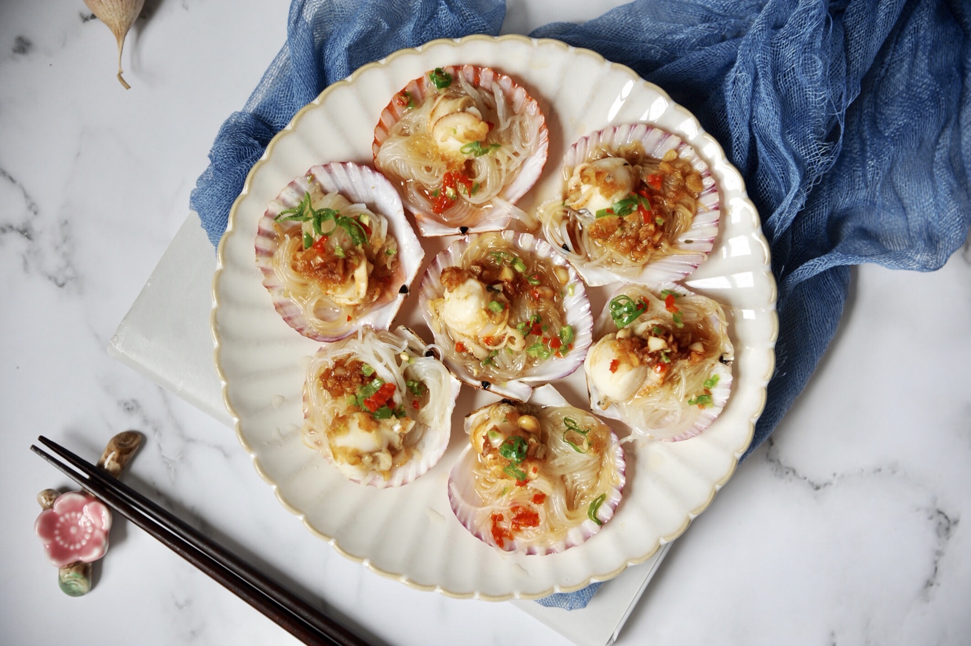 蒜蓉粉丝蒸扇贝好吃得不得了,蒜蓉粉丝蒸扇贝香辣爽口过瘾