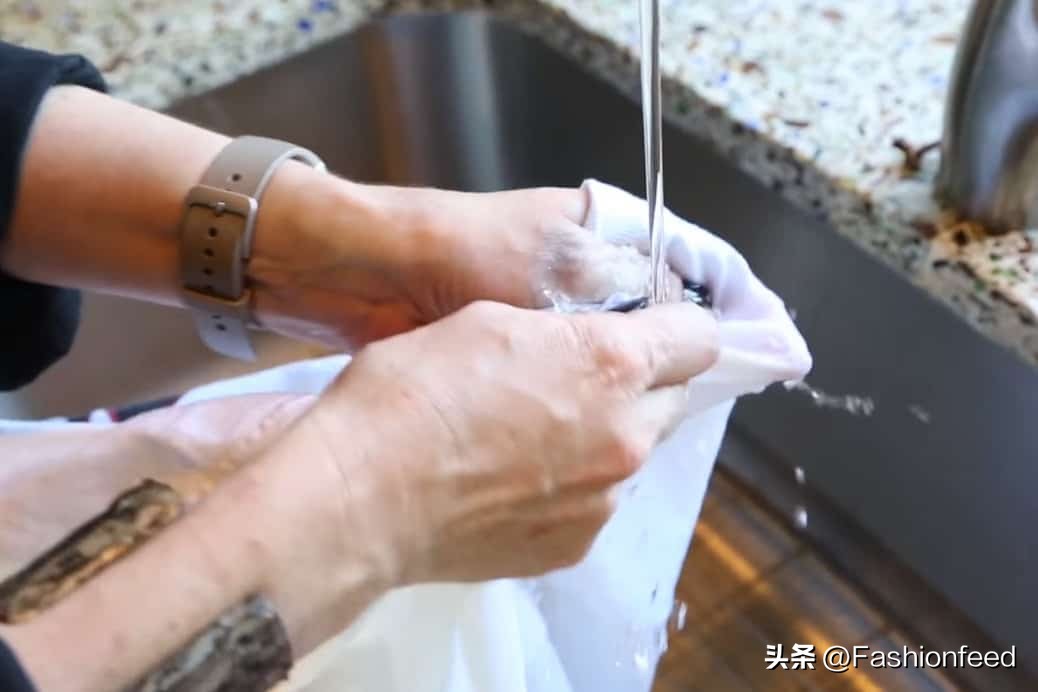 沾到防晒霜的白色衣服怎么洗,防晒霜蹭到衣服上变黄怎么去除