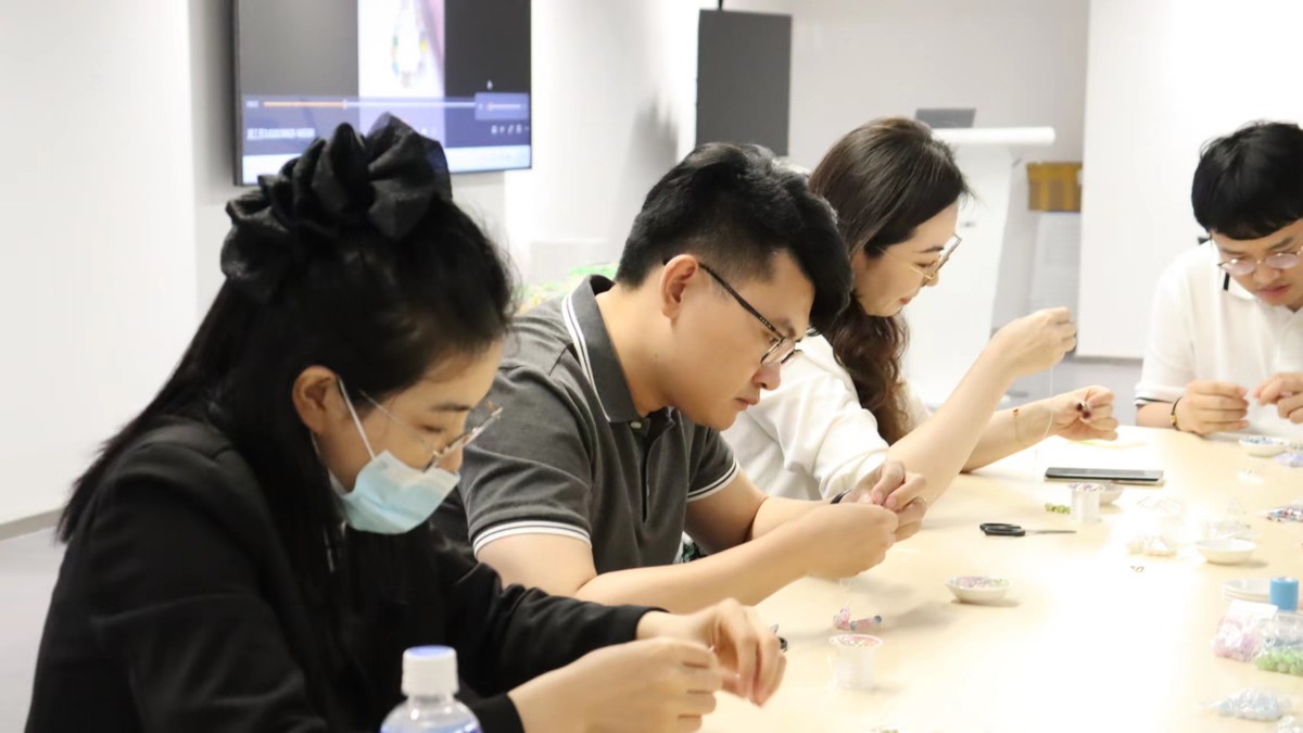 “腕间风情·串意无限”万象汇楼宇职工慢时光沙龙