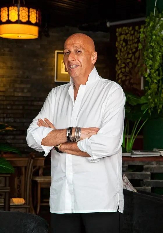 犹太商人拒绝美籍，携百亿加入中国籍，被人说成疯子，坚称不后悔