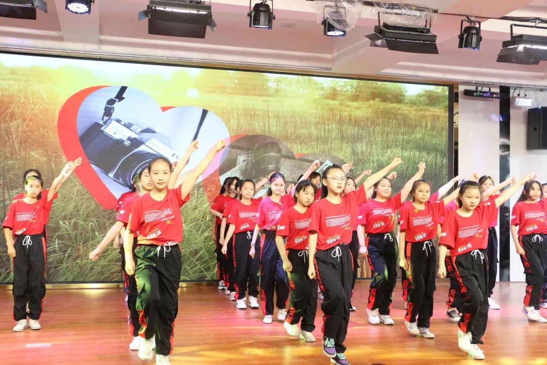 万二小举行2016级毕业典礼暨毕业班综合素质拓展活动