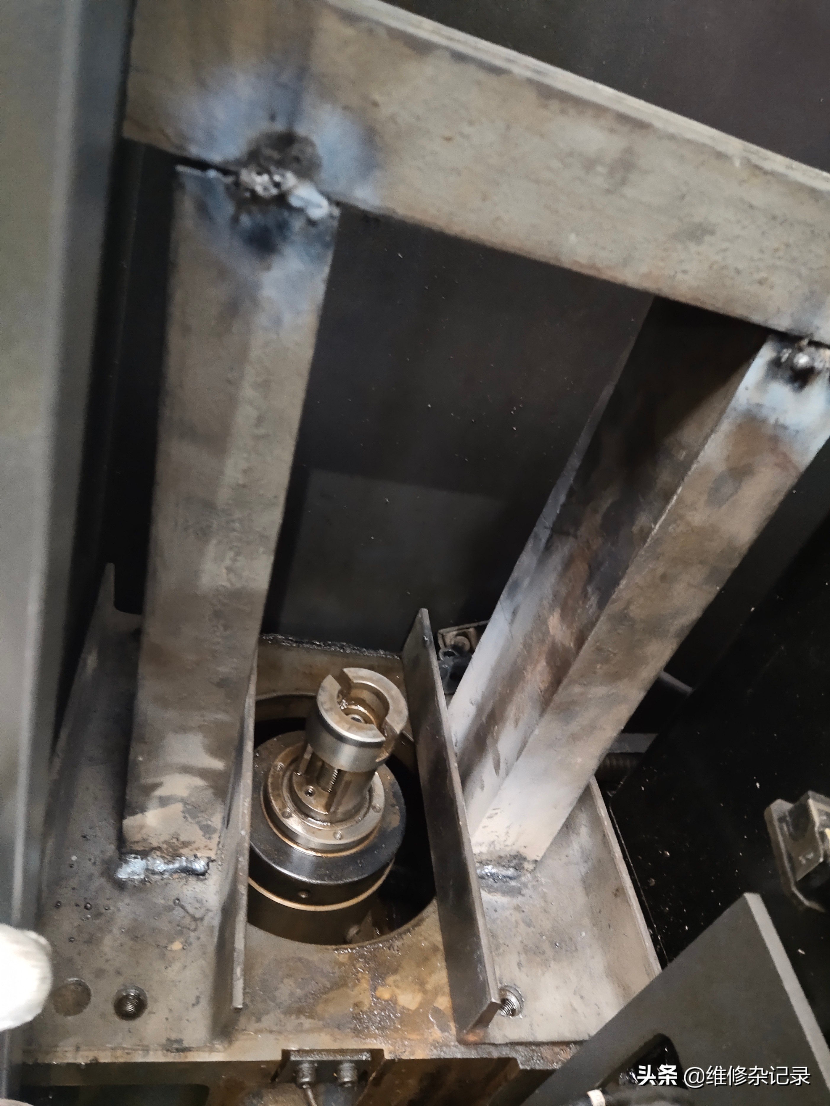 加工中心刀臂卡住了如何移动主轴,加工中心主轴刀柄吸住了怎么解决