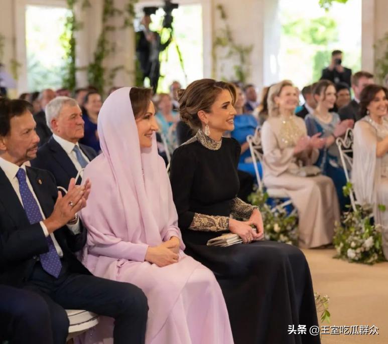 约旦王后衣品变保守！太子妃结婚半月没亮相，为婆家带来丰厚嫁妆