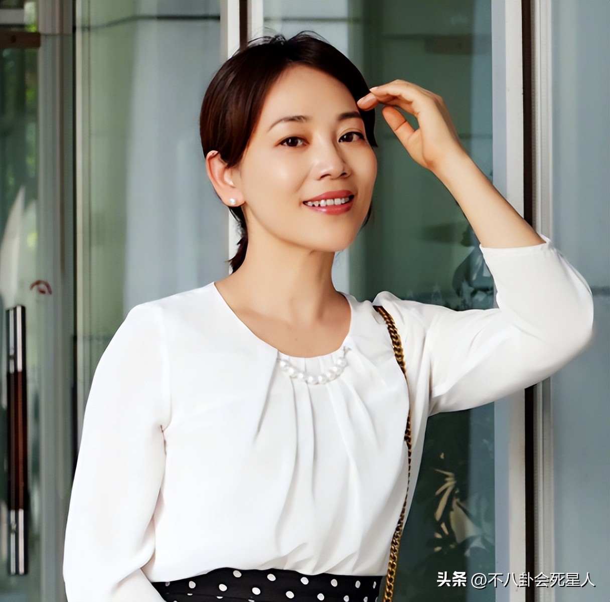 戴假发、穿半截西装、贴胶带瘦脸,原来央视的主持人这么“假”