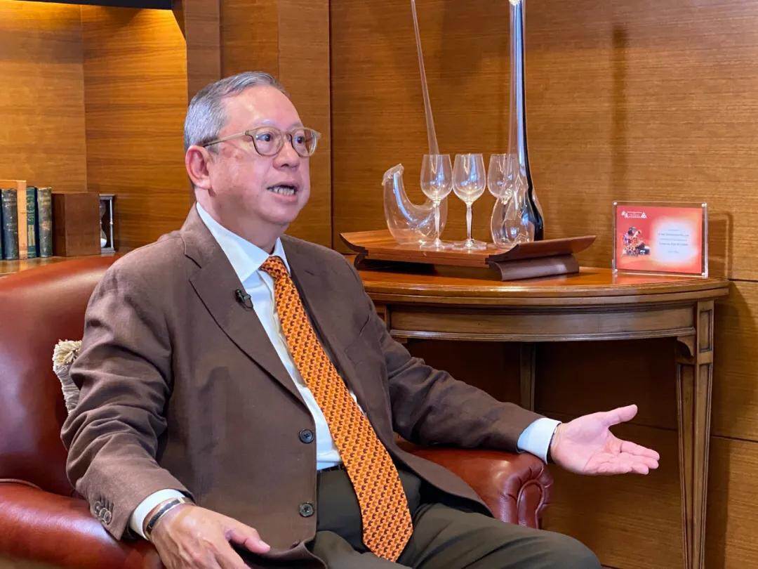 广东男人，逆袭成香港富豪，花10亿买飞机，如今妻子成接班人