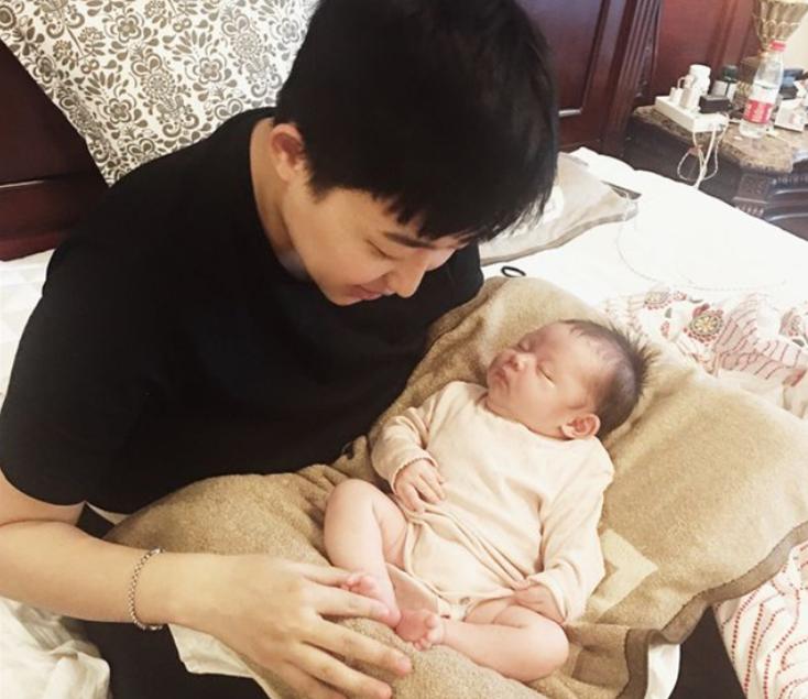 吉林女孩重金50万国外购买精子，生下混血宝宝，网友质疑：真恶心