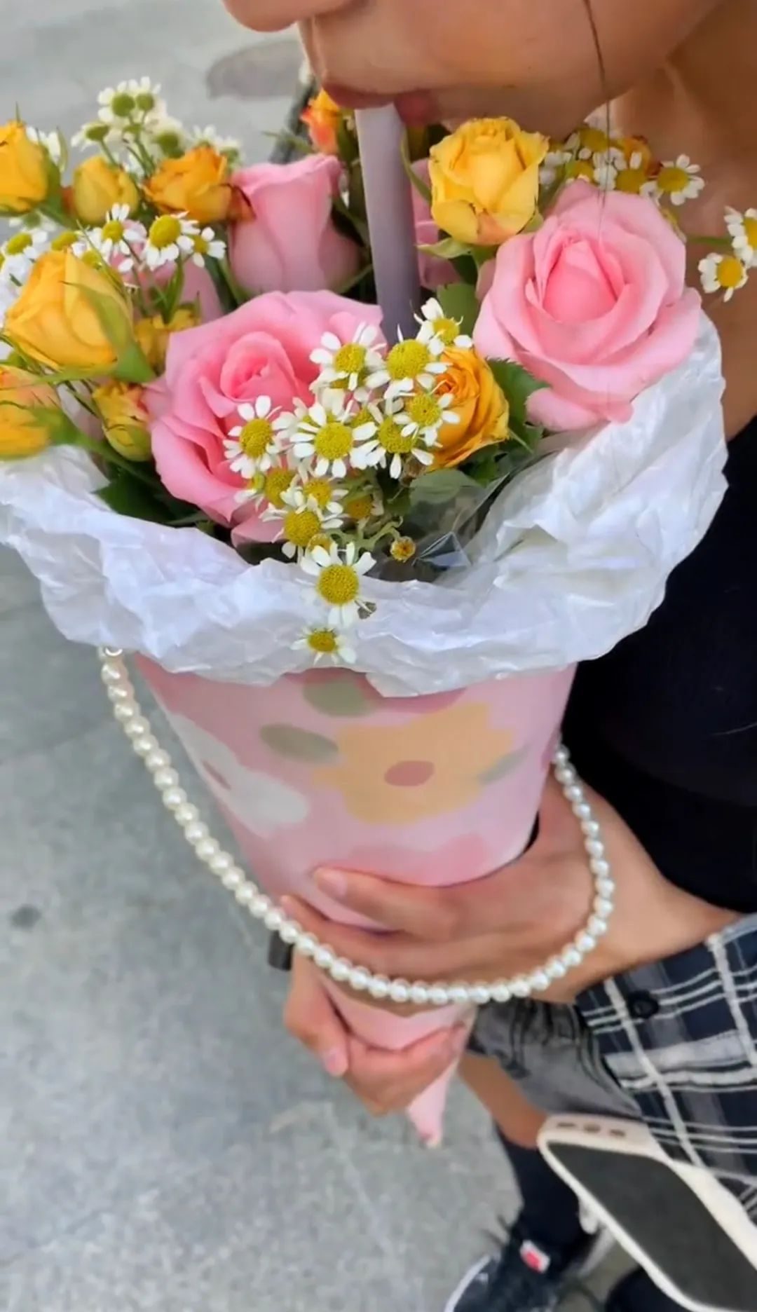 离谱到全网开骂的“玫瑰冰淇淋”事件：新型智商税，又来祸害人了