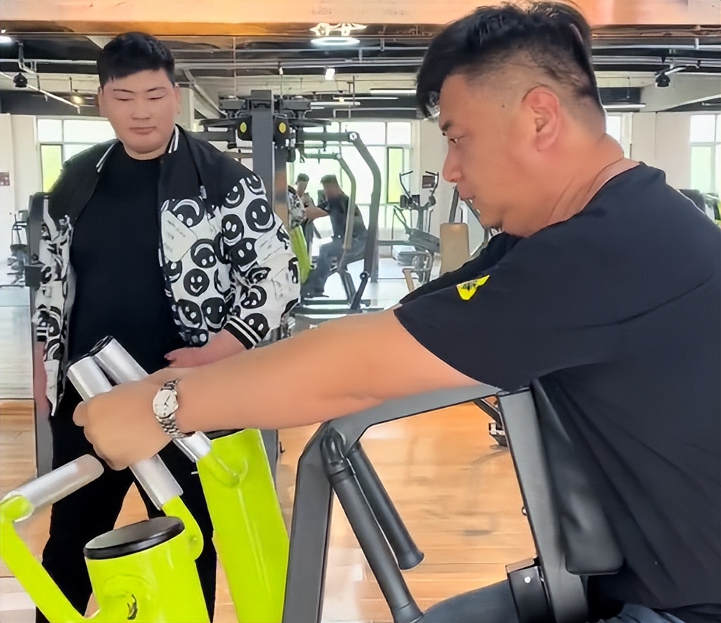 朱小伟提前为婚礼做准备，请健身私教打卡减肥，挥汗如雨十分卖力