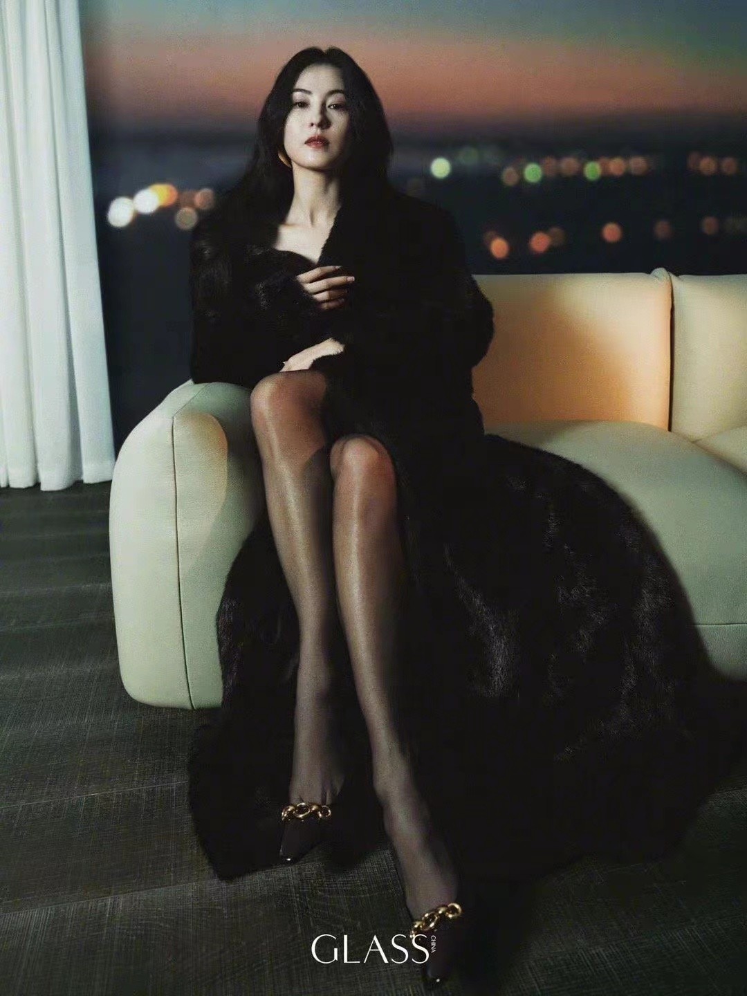 张柏芝最新广告穿的风衣配鲨鱼裤,张柏芝最新皮衣造型