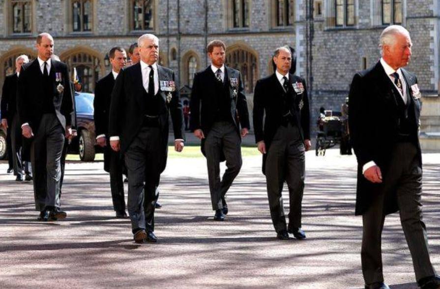 查尔斯怀念菲利普亲王,英国国王查尔斯悼念父亲