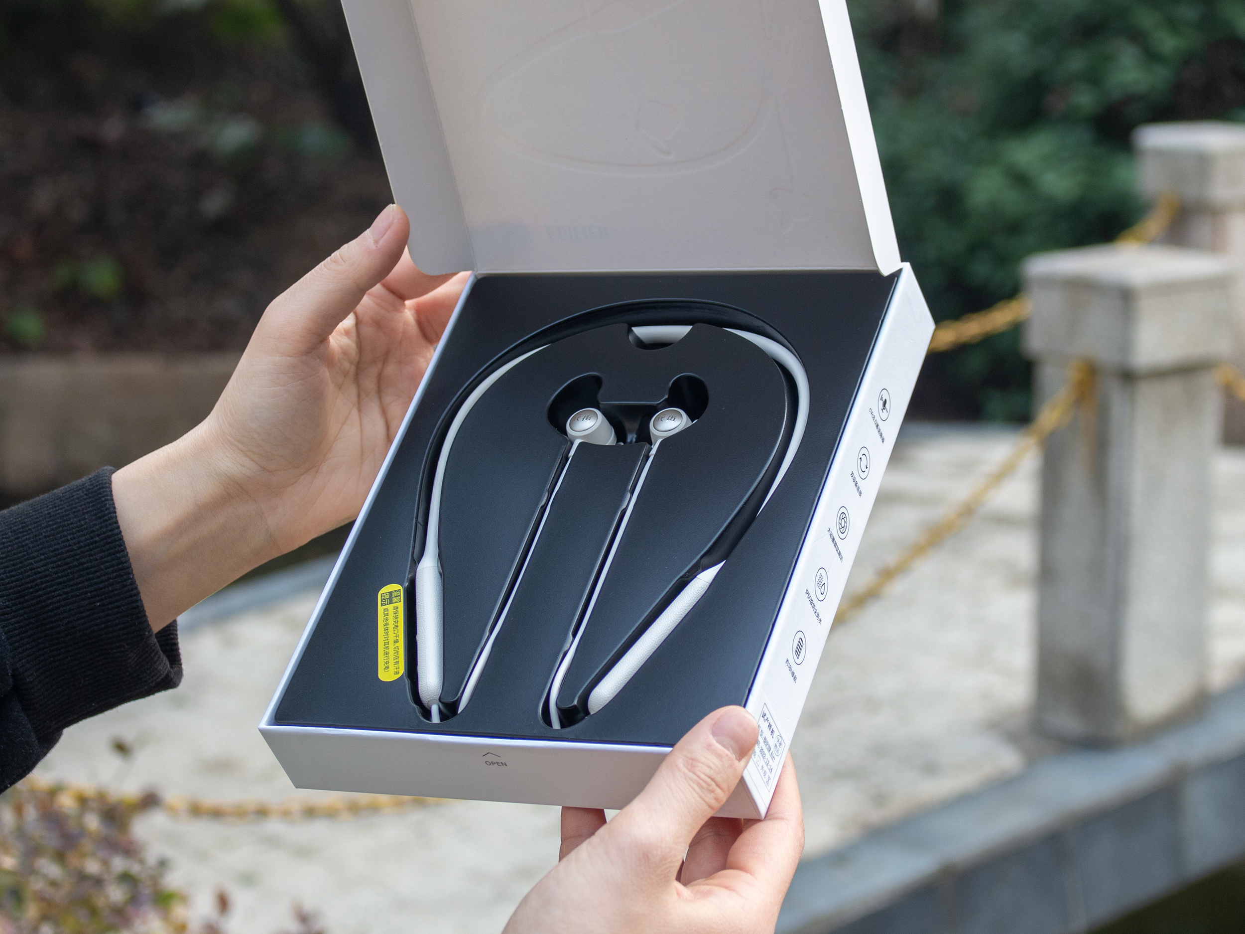 蓝牙耳机是不是过时了,头戴式耳机真的过时了吗