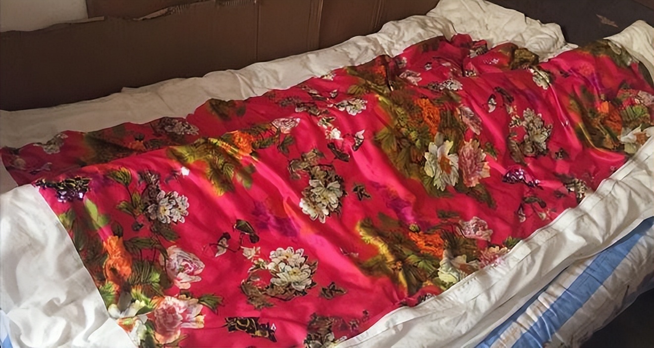 1996年，16岁少女为养家三度*血卖**，意外死后三个哥哥为她披麻戴孝