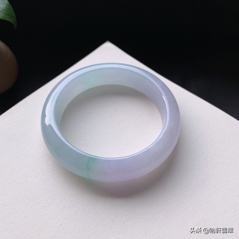 3000左右能买什么样的翡翠挂件,三万预算买翡翠镯子还是吊坠好