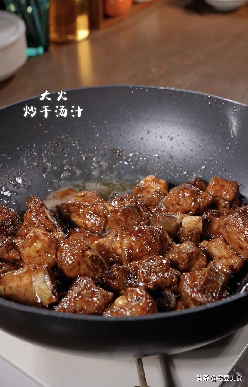 是时候安排顿肉肉吃了，生炒排骨给孩子加餐营养健康