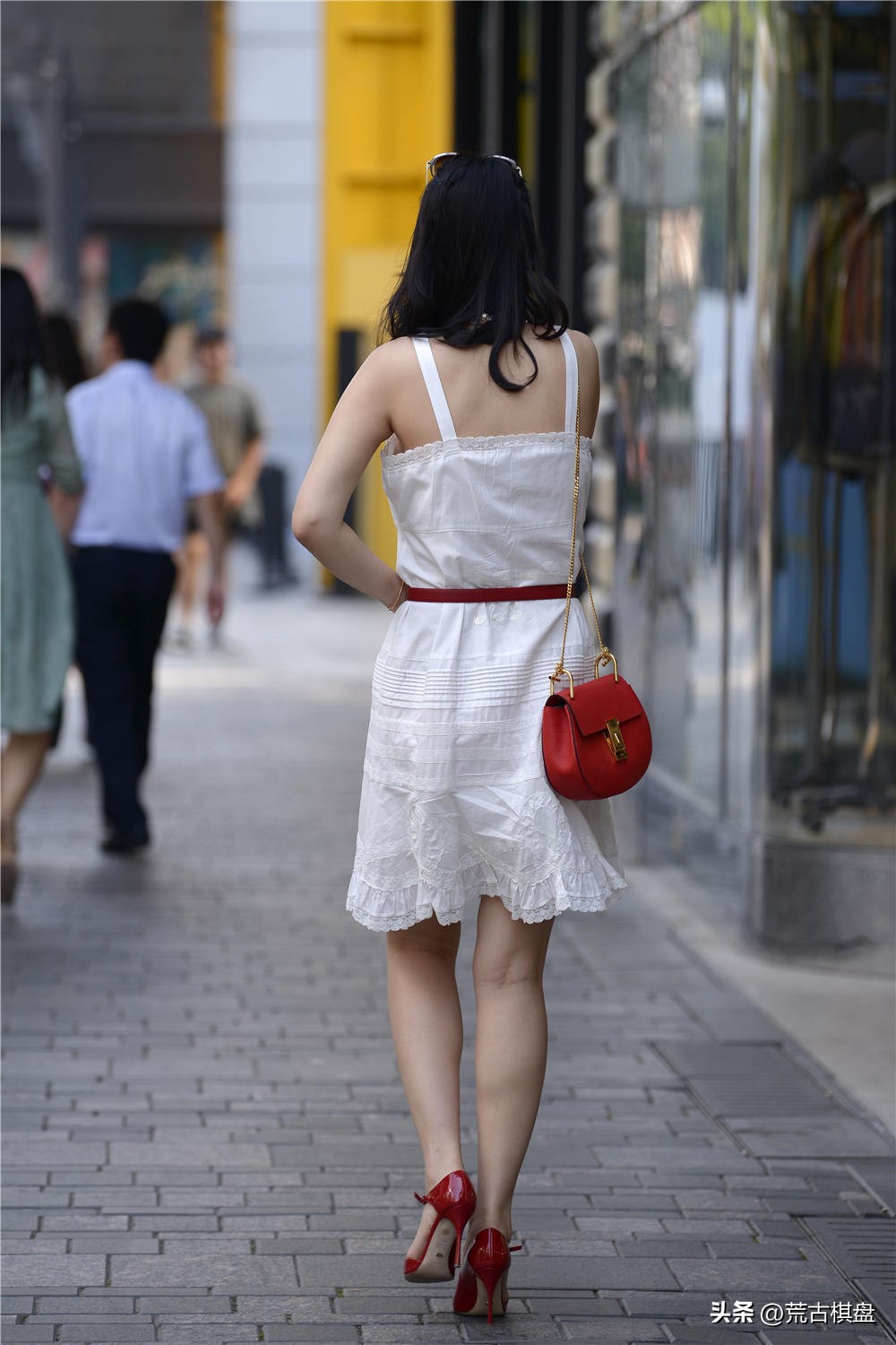 粉色尖头铆钉凉鞋怎么搭配裙子,低跟女士半包头凉鞋尖头配裙子