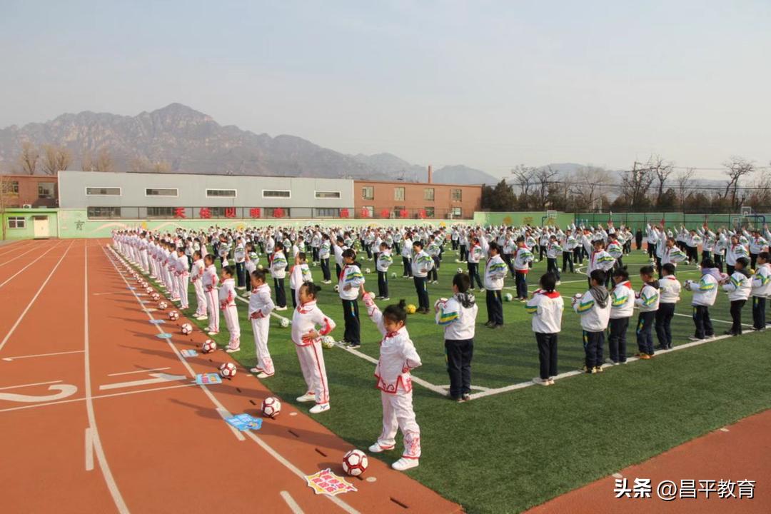 西班牙教练教中国学生踢球,中国足球学校西班牙教练