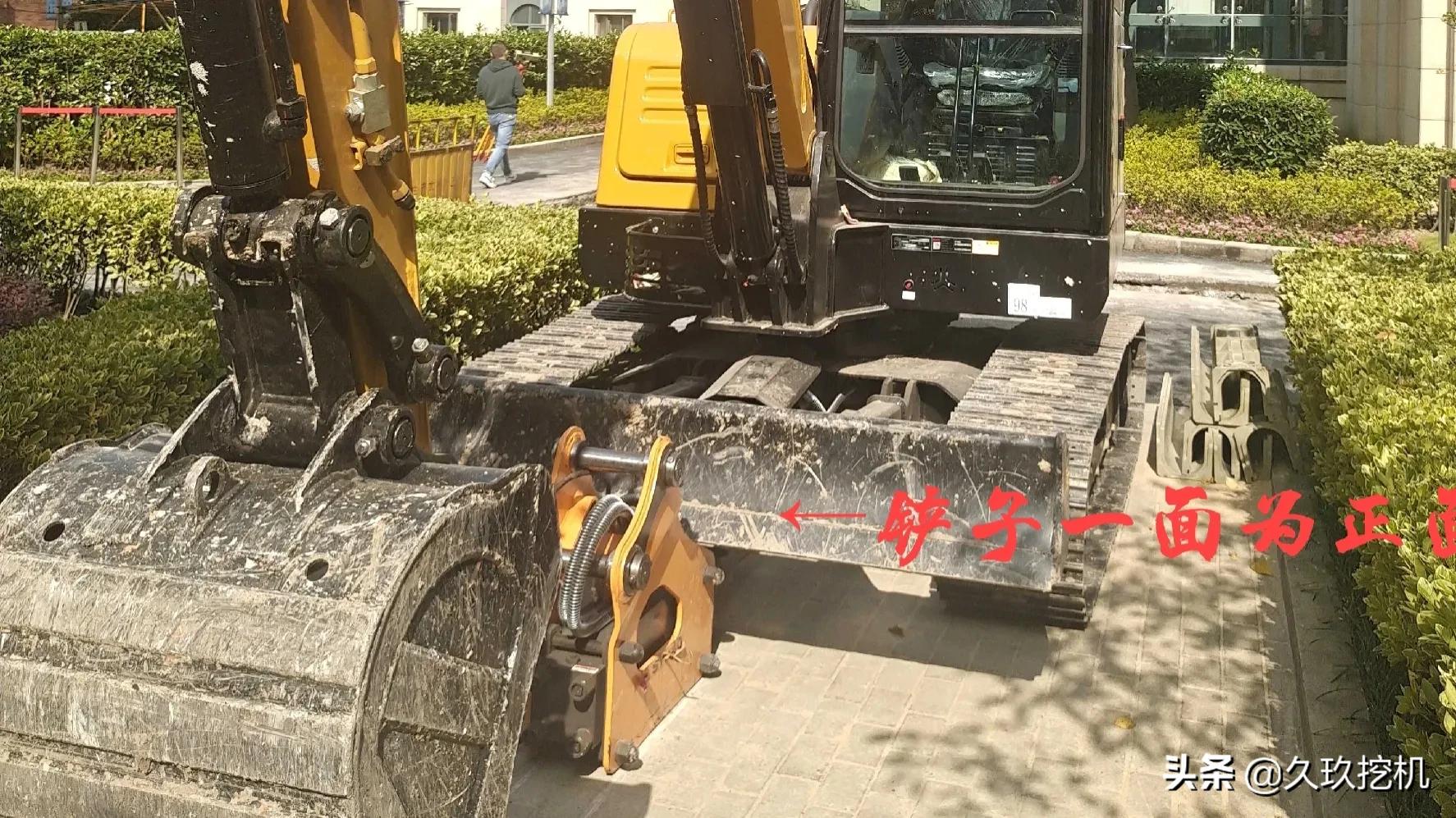 新手学挖机基本动作,学习挖机基本动作讲解