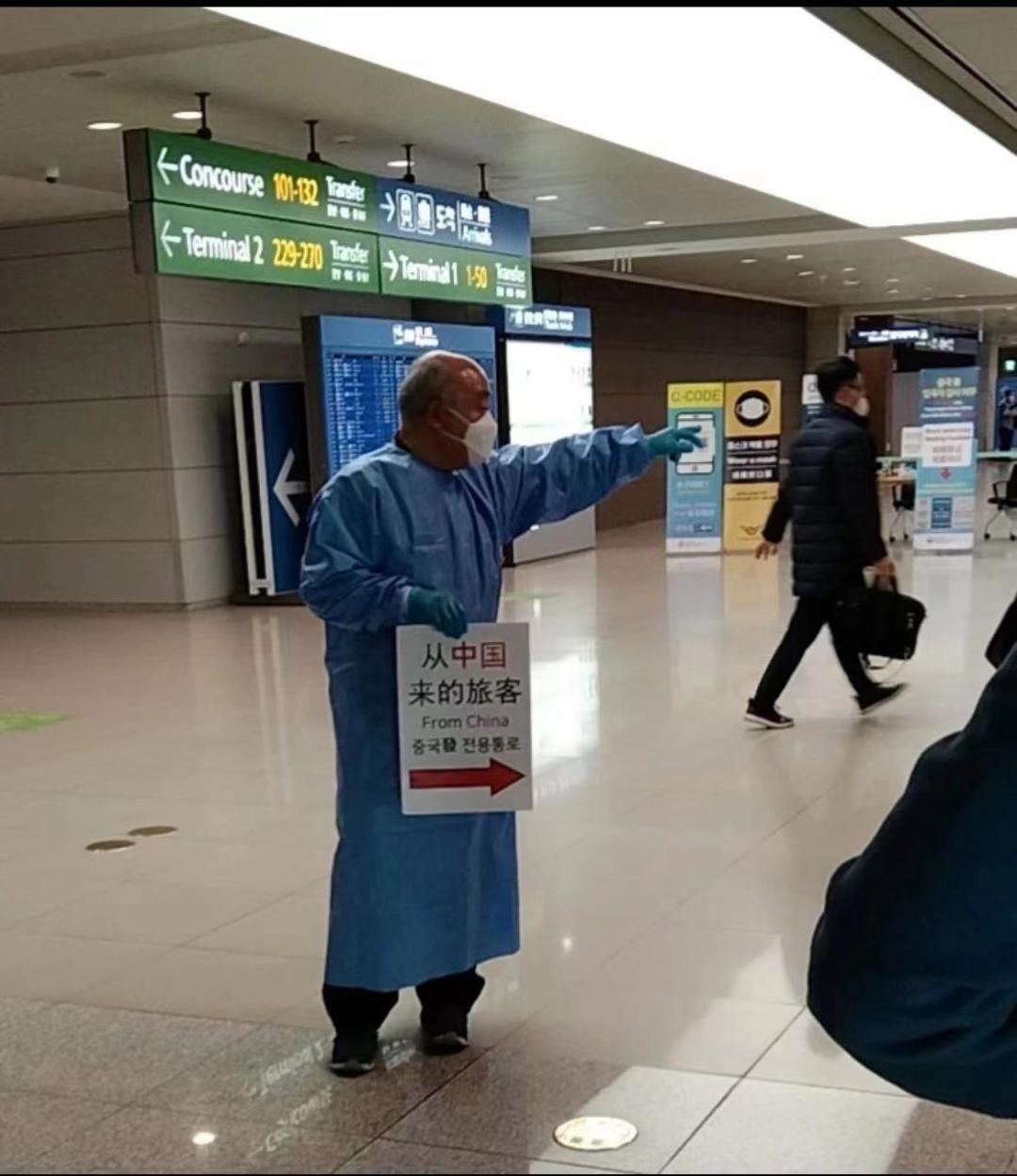 去韩国，中国人要挂块牌子被人围观取乐