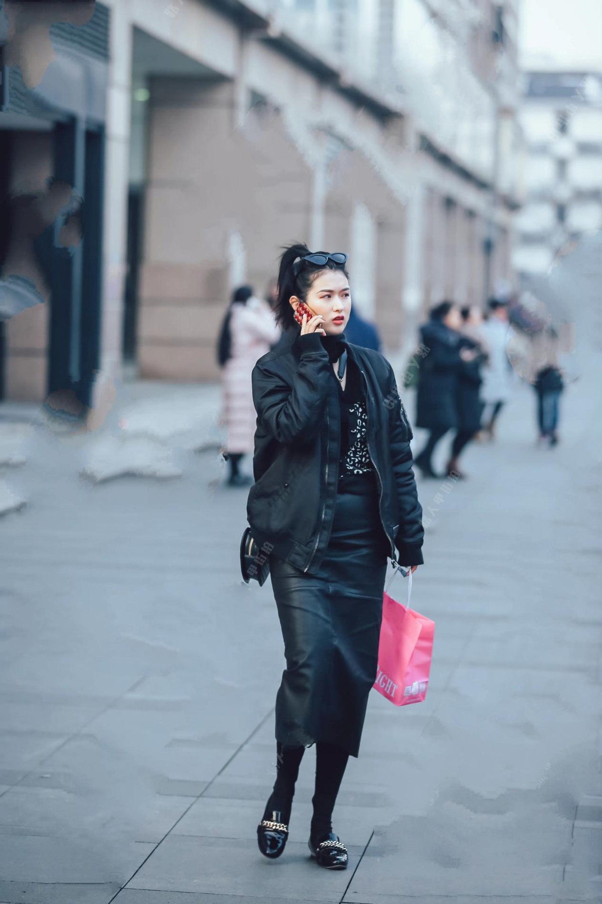 春季飞行服搭配什么裤子,比较火的飞行服款式