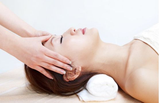 为什么40岁的女人整个脸都是斑,女人到40脸上就开始长斑怎么解决