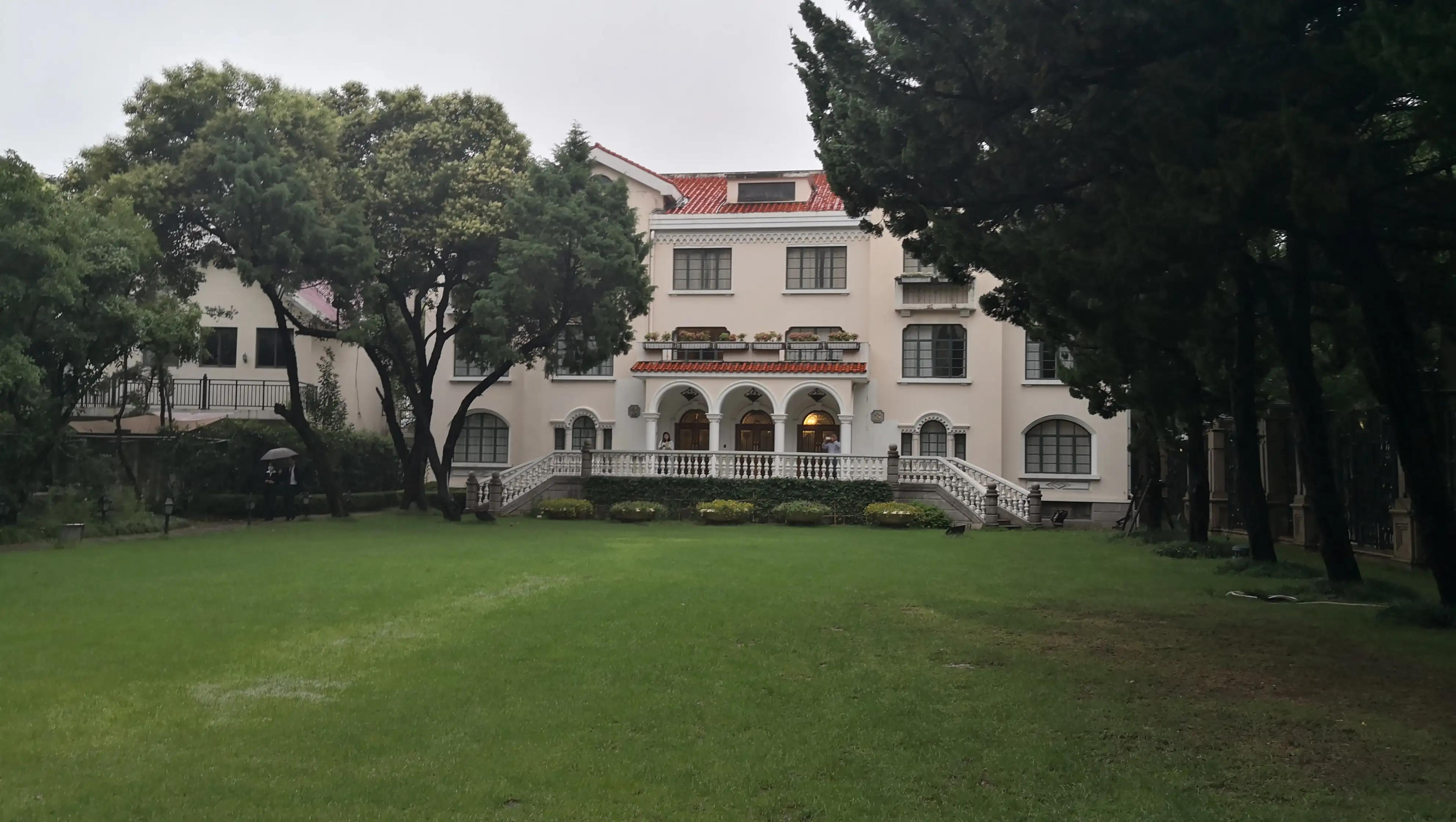 弄堂小吃、欧洲红酒，中西雅俗共赏