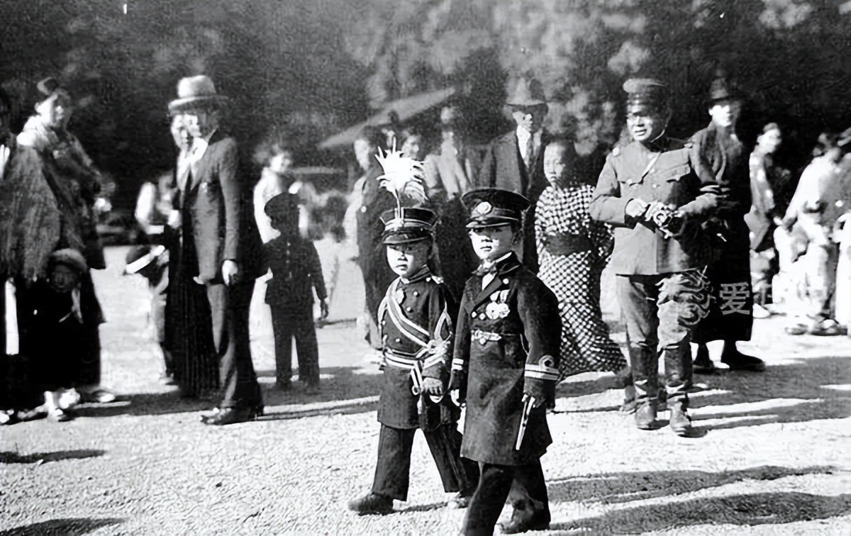 日本学生制服历史,论日本的制服文化