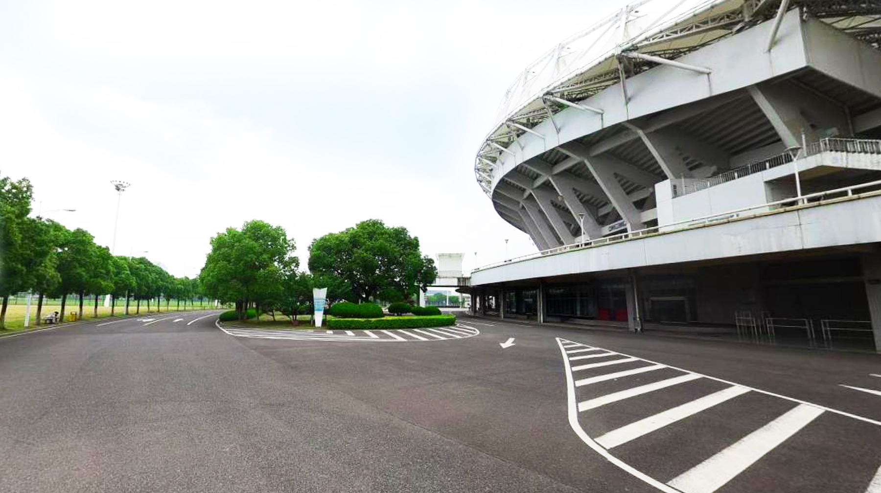 随拍武汉城区一座大型体育馆：有双地铁站经过，一砖一瓦都是焦点