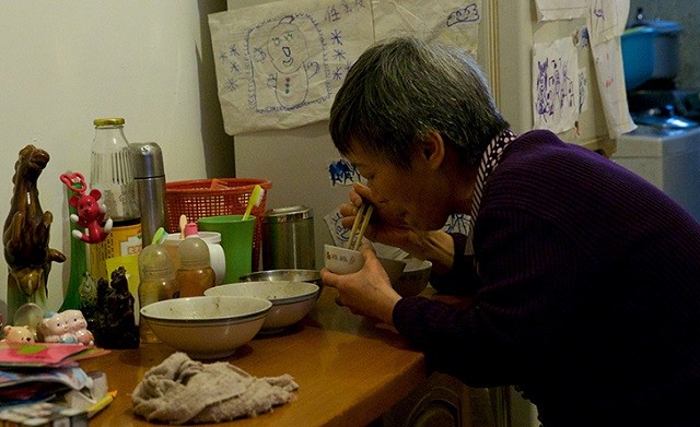 2010年，56岁失独母亲生下试管龙凤胎，后因过度劳累患上脑梗