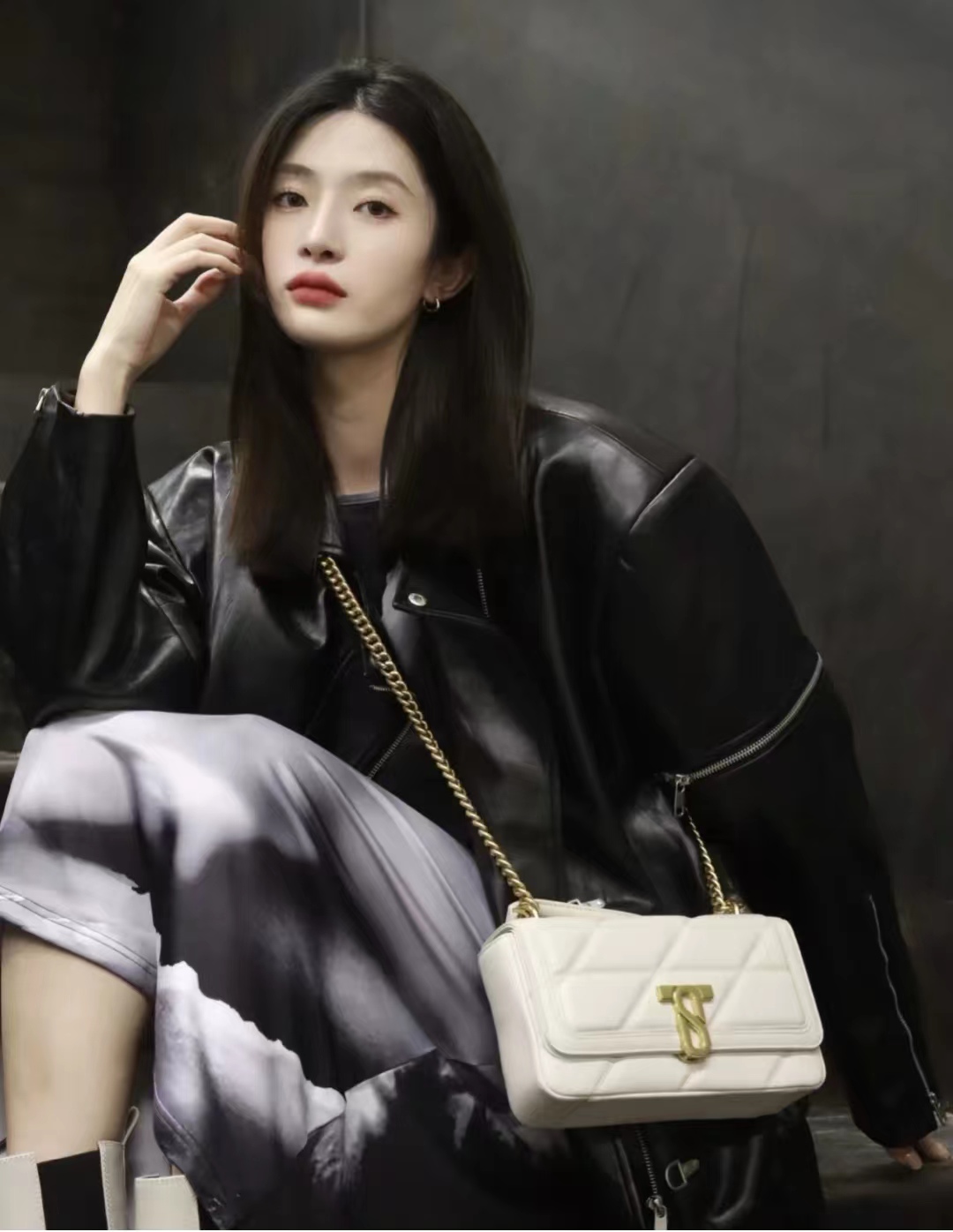 黑色皮衣怎么搭配才显高级,绯红色皮衣怎么搭配秋冬