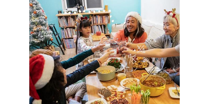 4岁女孩肚子疼被爸爸抱进急救室,12岁女孩肚子疼妈妈带去医院检查