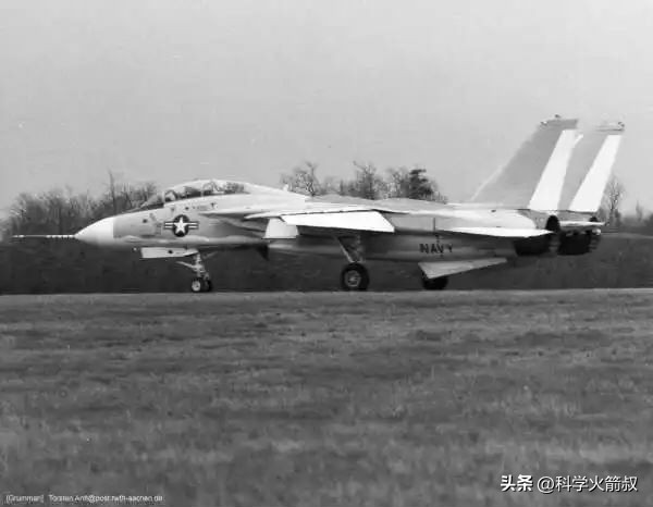 f14雄猫战斗机从头上飞过,f14雄猫战斗机干掉f22