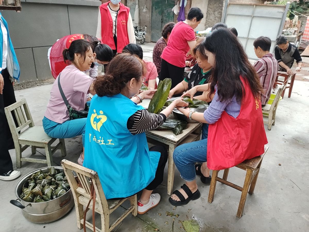 临渭区杜桥街道社工站联动各社工室开展“浓情端午，乐在其粽”主题活动