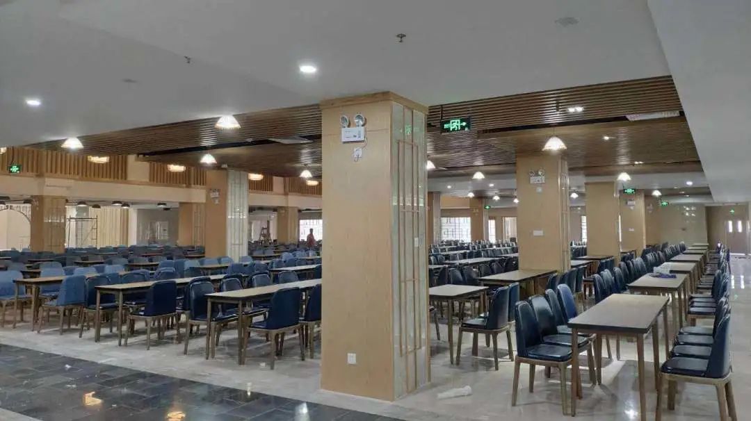 买学校饭堂连体桌椅哪里便宜,浦东学校食堂餐桌椅全套定制