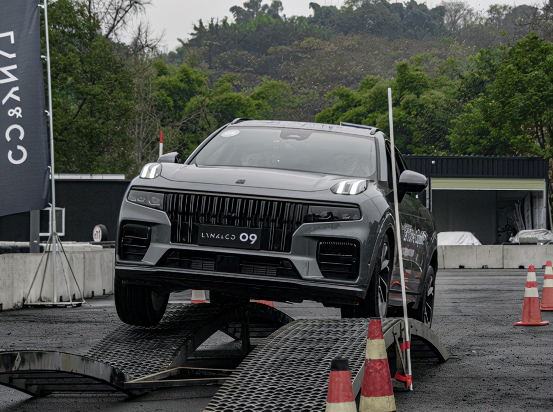 传祺gs8和领克09哪个发动机好,传祺gs8对比领克09