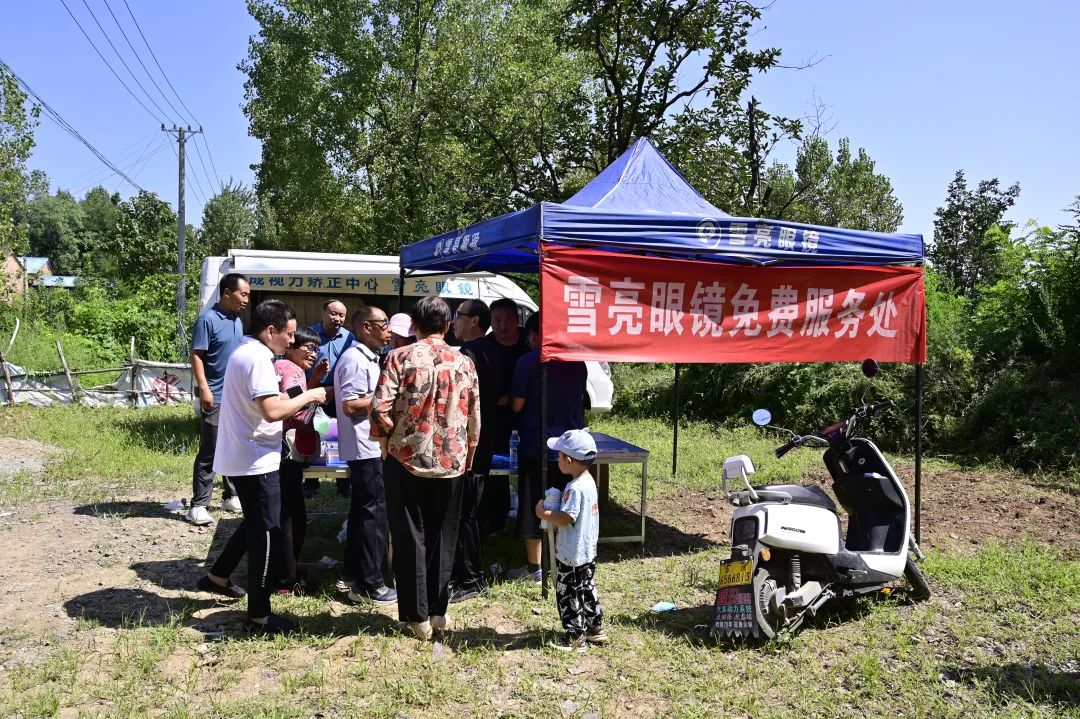 花开有限爱心无限——洛宁雪亮眼镜店举行爱心捐赠活动